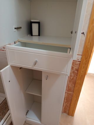 Mueble de aseo blanco