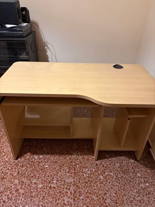 Mesa de ordenador de madera clara