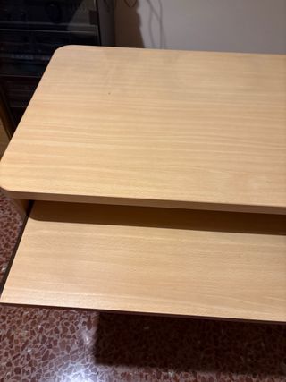 Mesa de ordenador de madera clara
