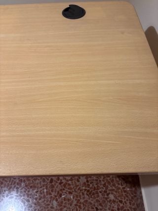 Mesa de ordenador de madera clara