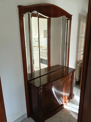 Recibidor de madera con espejo