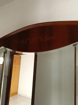 Recibidor de madera con espejo