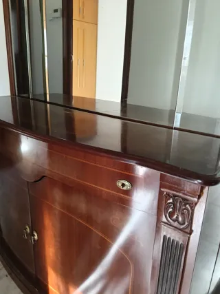 Recibidor de madera con espejo