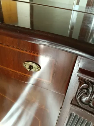 Recibidor de madera con espejo