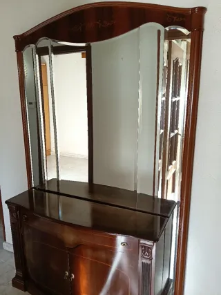 Recibidor de madera con espejo