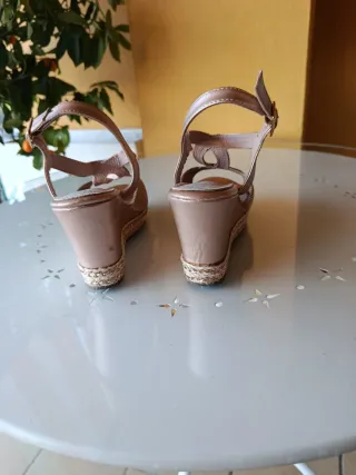 Sandalias doradas de cuña para mujer
