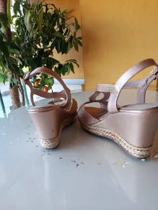 Sandalias doradas de cuña para mujer