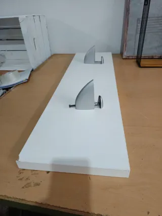 Scaffale bianco con supporti metallici