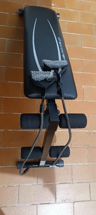 Banco de abdominales con bandas elásticas