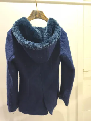 Abrigo azul con capucha y botones