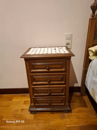 Armario de madera y conjunto de cama