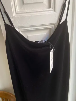 Vestido negro escote drapeado