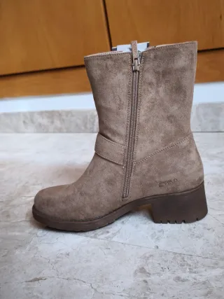 Zapatos / Botas de mujer con hebillas doradas.