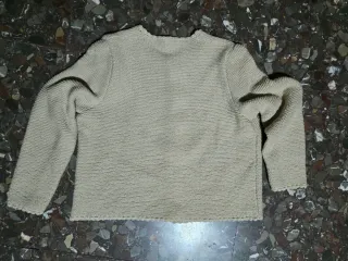 Suéter beige de punto con botones