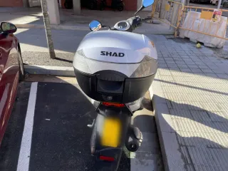 Baúl de moto scooter negro