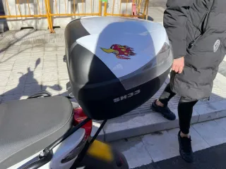 Baúl de moto scooter negro