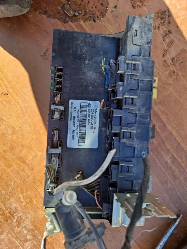 Caja fusibles HELLA Mercedes w203