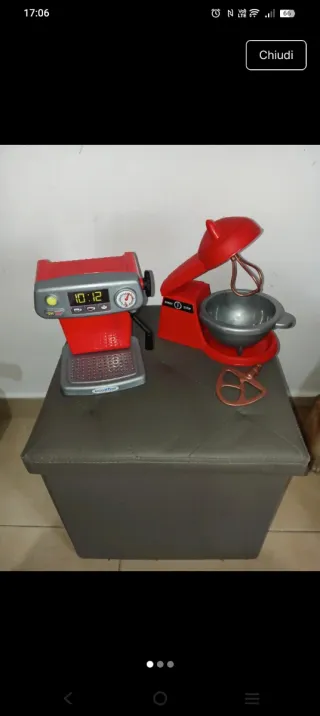 Planetaria e macchina caffè giocattolo rosse