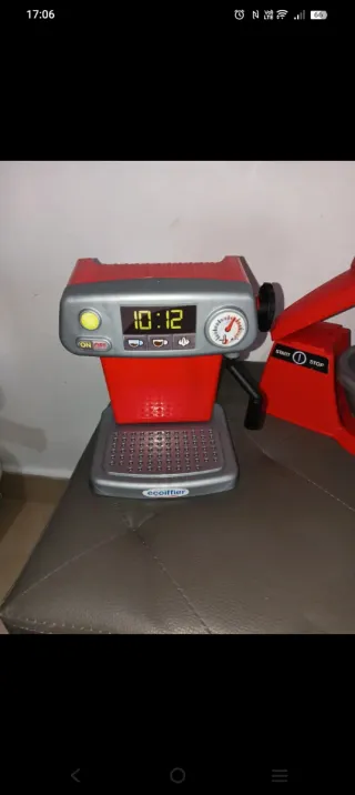Planetaria e macchina caffè giocattolo rosse
