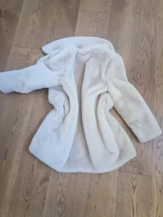 Abrigo efecto pelo beige