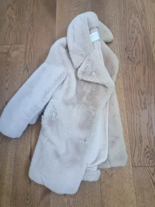 Abrigo efecto pelo beige