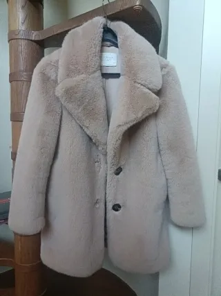 Abrigo efecto pelo beige