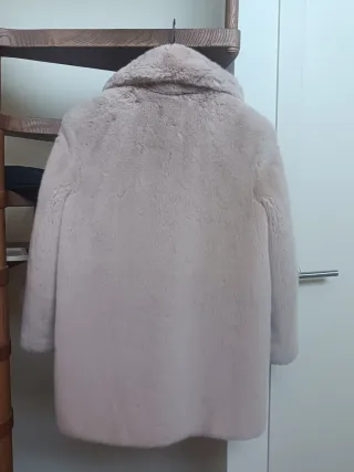 Abrigo efecto pelo beige