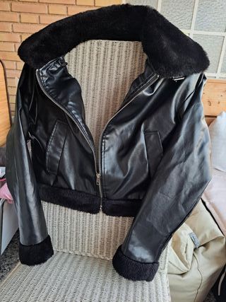 Cazadora Piel Sintética Negra con Borrego