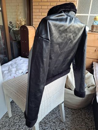 Cazadora Piel Sintética Negra con Borrego