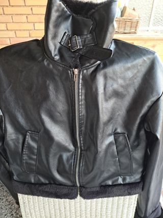 Cazadora Piel Sintética Negra con Borrego