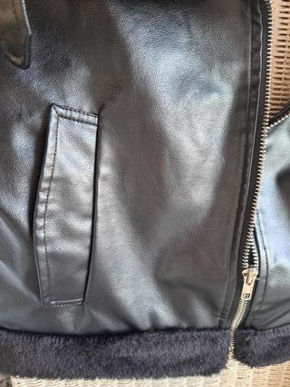 Cazadora Piel Sintética Negra con Borrego