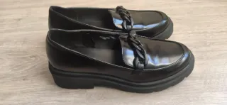 Mocasines negros mujer con cadena