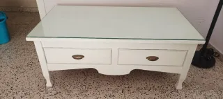 Dos mesas baja de madera. Pintadas de blanco.