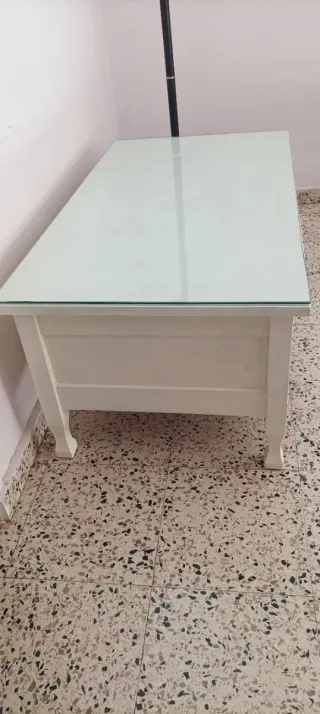 Dos mesas baja de madera. Pintadas de blanco.