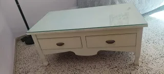 Dos mesas baja de madera. Pintadas de blanco.