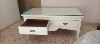 Dos mesas baja de madera. Pintadas de blanco.