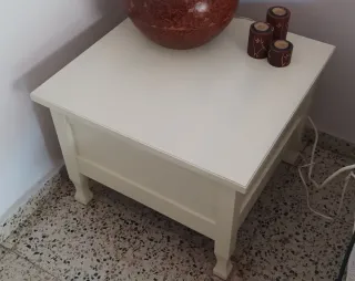 Dos mesas baja de madera. Pintadas de blanco.