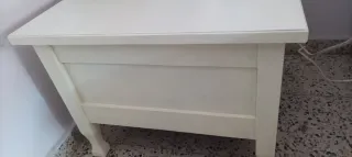 Dos mesas baja de madera. Pintadas de blanco.