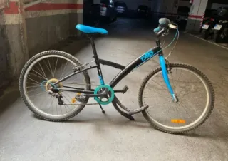 Bicicleta infantil negra y azul