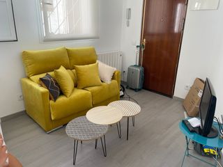 Sofá amarillo 2 plazas. Hecho a medida.