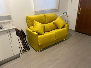 Sofá amarillo 2 plazas. Hecho a medida.