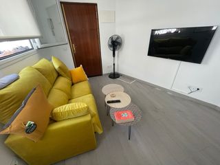 Sofá amarillo 2 plazas. Hecho a medida.