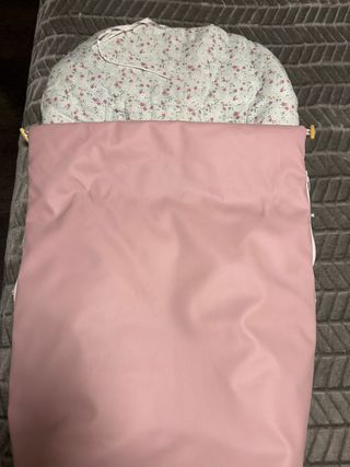 Saco para silla de paseo floral y rosa