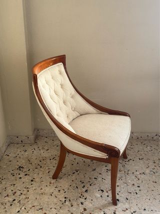 Sillón de madera clásico beige