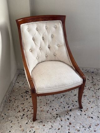 Sillón de madera clásico beige