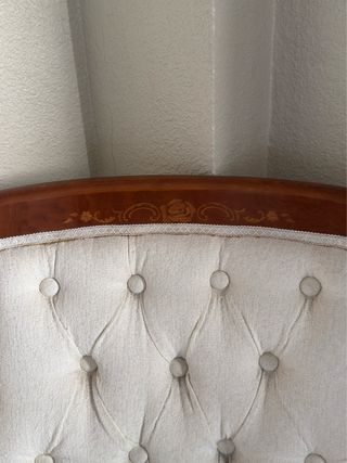 Sillón de madera clásico beige