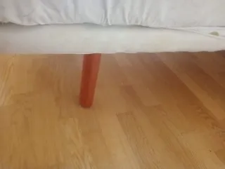 Cama, escritorio y mesilla de madera