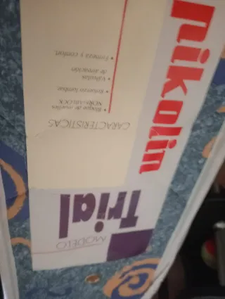 Cama, escritorio y mesilla de madera