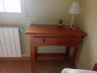 Cama, escritorio y mesilla de madera