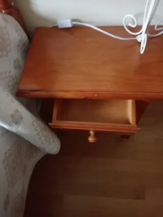 Cama, escritorio y mesilla de madera